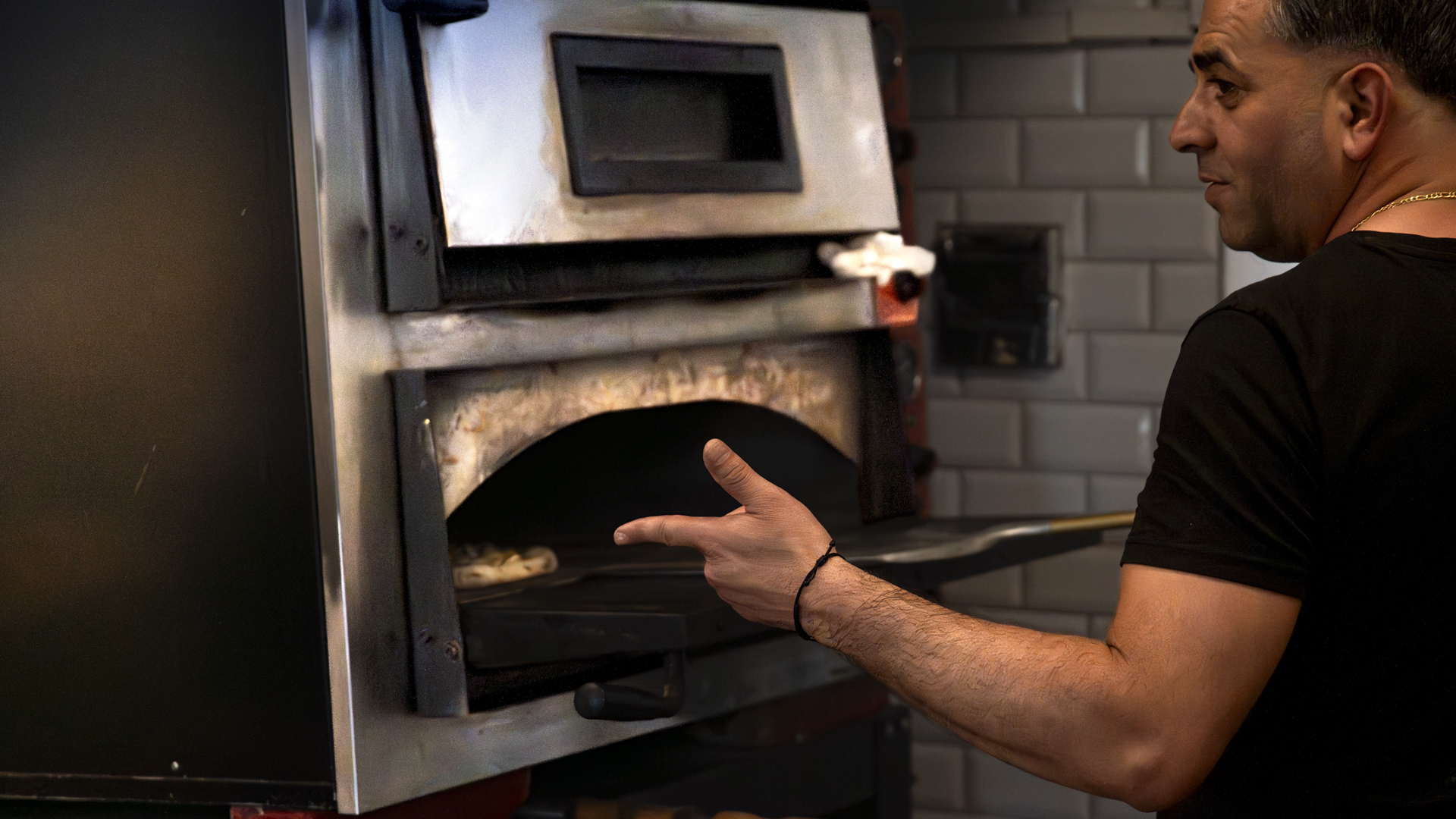 Le chef de Pizza Miam Miam devant son four